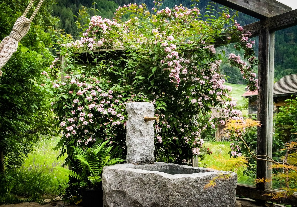 idyllisch Garten Brunnen Volken Gartenbau Grengiols Oberwallis